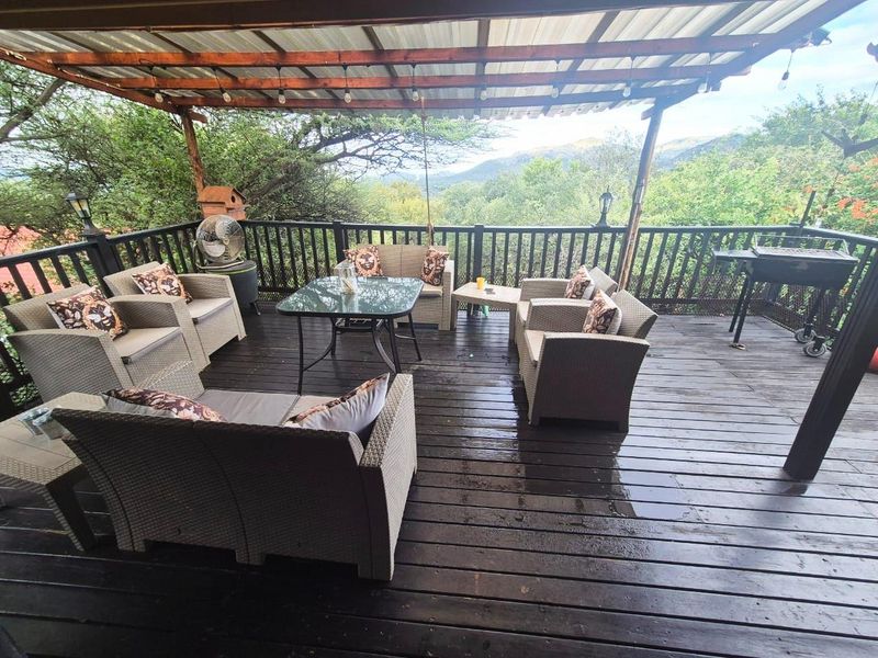 Charming Artistic Retreat with Exceptional Outdoor Entertainment Spaces - Photo 2