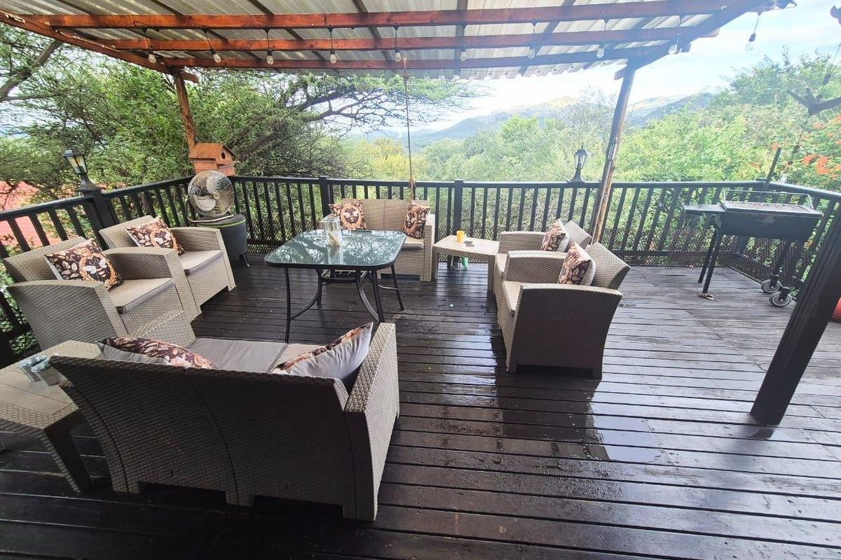 Charming Artistic Retreat with Exceptional Outdoor Entertainment Spaces - Photo 2