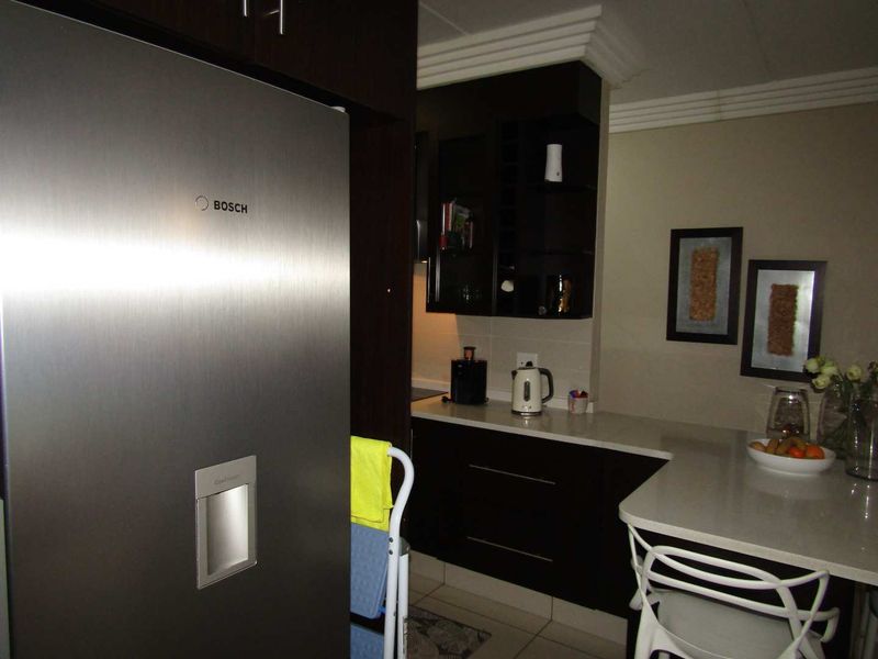 Modern Lifestyle Living - Photo 8