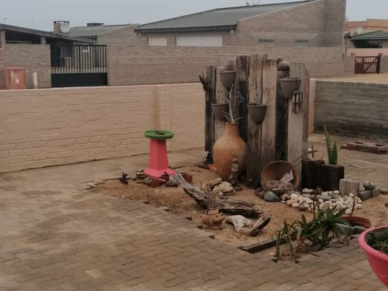 This neat and well maintaned house is for the bigger family. - Photo 2