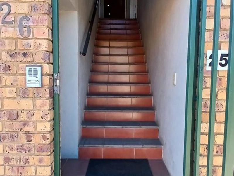 Spacious townhouse in a secure estate - Photo 2