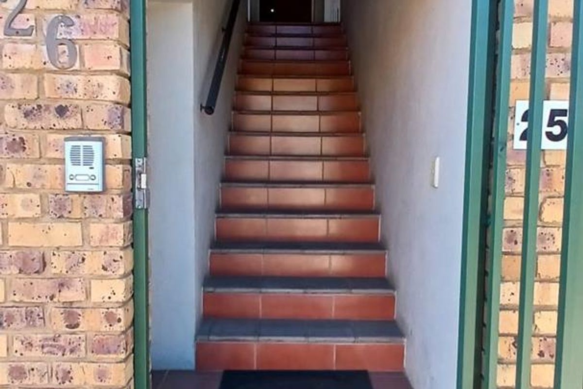 Spacious townhouse in a secure estate - Photo 2