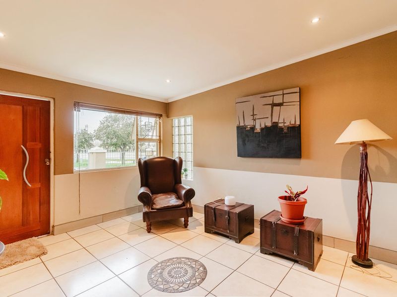 Beautiful 3-Bed Home with Potential - Photo 2