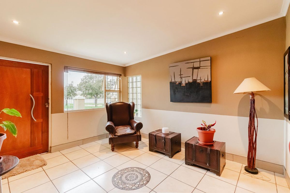 Beautiful 3-Bed Home with Potential - Photo 2