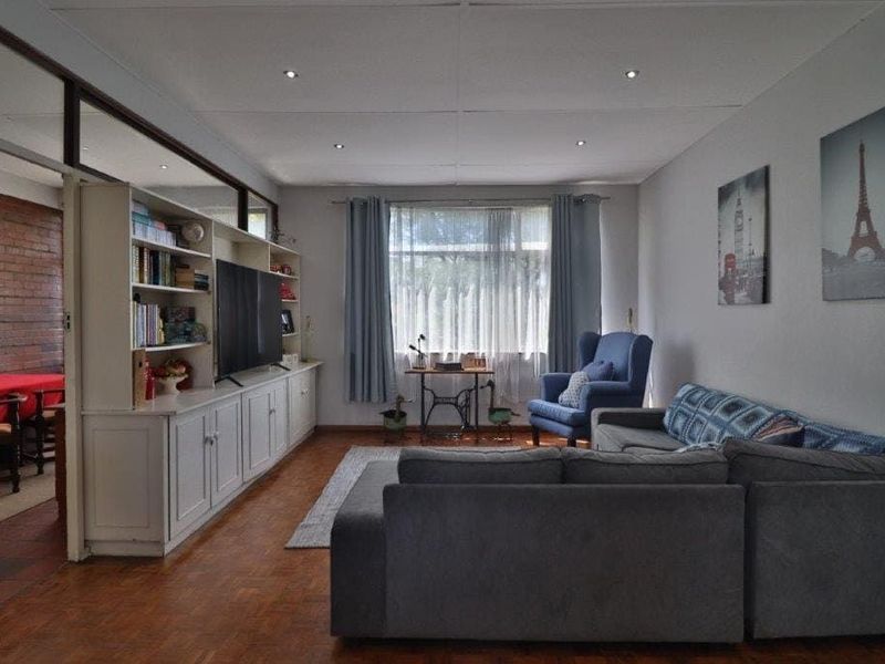 A beautifully presented upper-level apartment is now available at Holland Hill, Clarendon - Photo 5