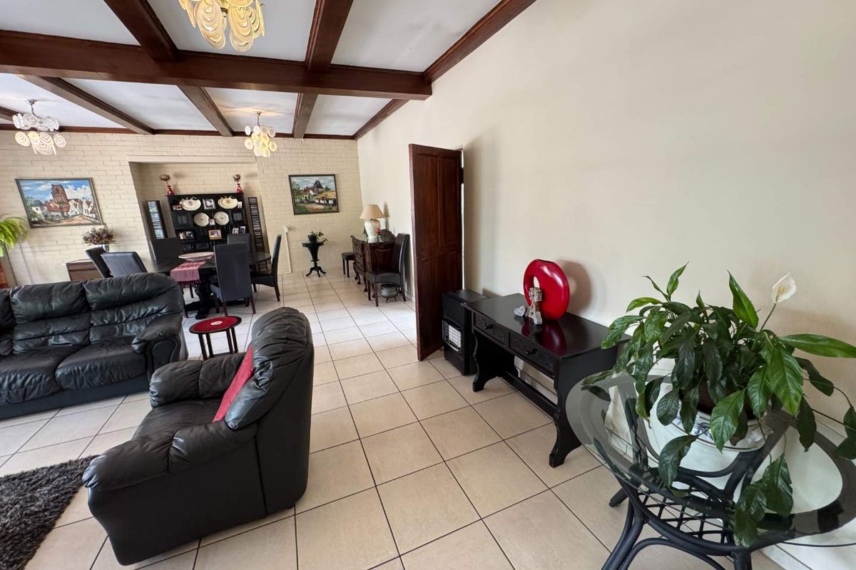 Magnificent Face brick Penthouse! - Photo 3