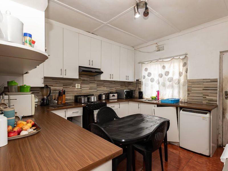 2 Bedroom House with Flatlet in Brooklyn -R1.25m - Photo 5