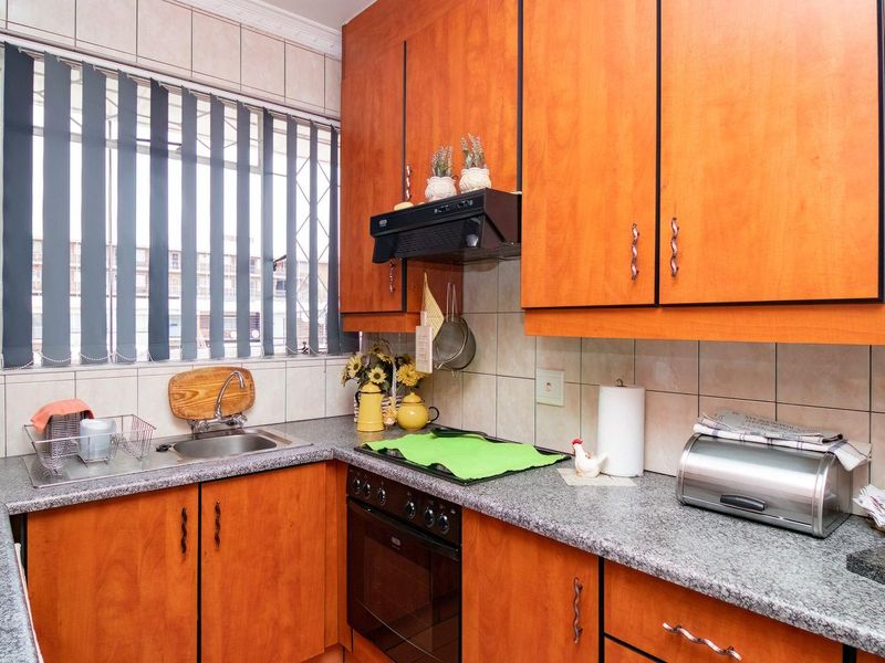 Charming First-Floor Apartment with Private Balcony & Garage! - Photo 3