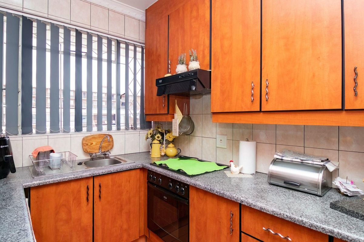 Charming First-Floor Apartment with Private Balcony & Garage! - Photo 3