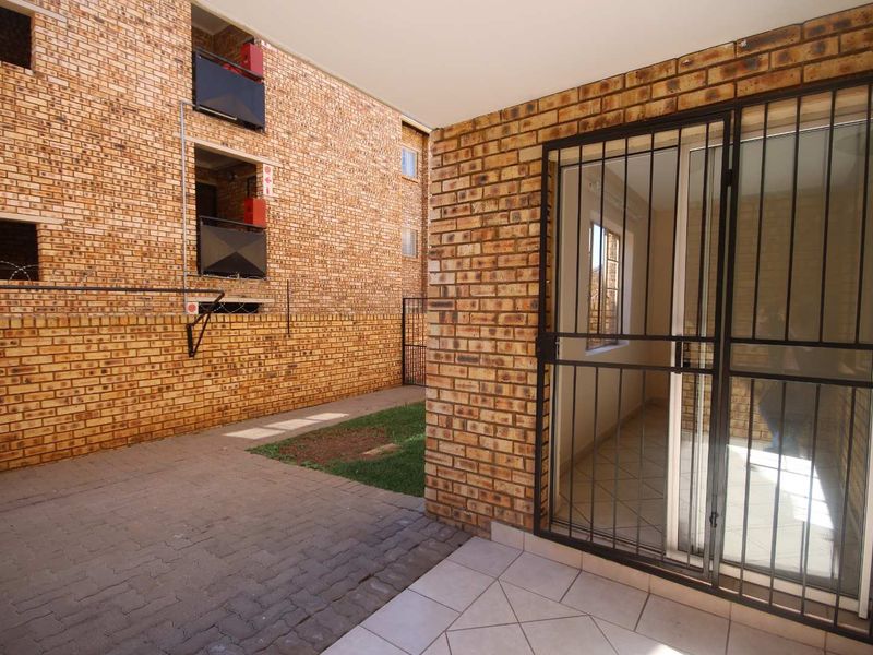 Charming Garden: 2-Bed Ground-Floor Apartment Awaits! - Photo 9
