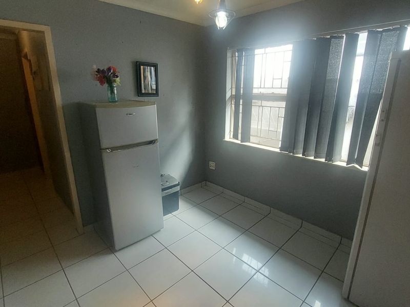 Dual Living Space: Main Home Plus Private Flatlet Included. - Photo 9