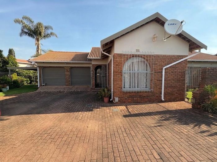 Property #2504102, Townhouse For Sale in Birchleigh