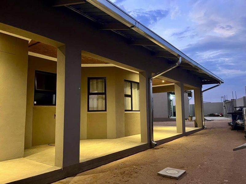 Spacious 5 Bedroom Home with Flat & 270° Wrap-Around Stoep for Sale in Veddersdal – N$1.9 Million - Photo 2