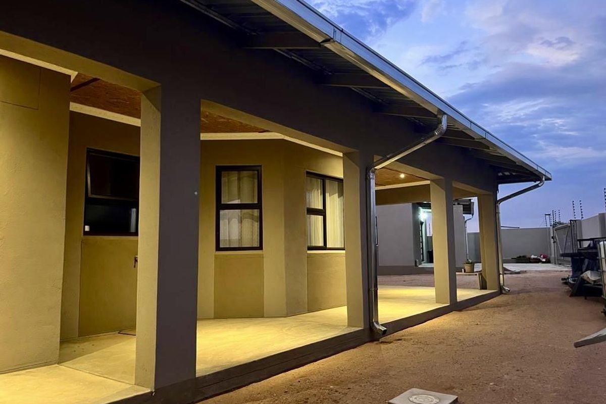 Spacious 5 Bedroom Home with Flat & 270° Wrap-Around Stoep for Sale in Veddersdal – N$1.9 Million - Photo 2