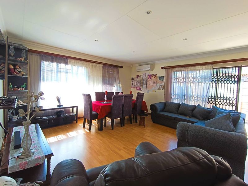 Stylish Duet Living with Private Entrance & Entertainer’s Delight - Photo 5