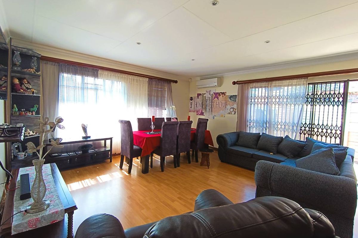 Stylish Duet Living with Private Entrance & Entertainer’s Delight - Photo 5