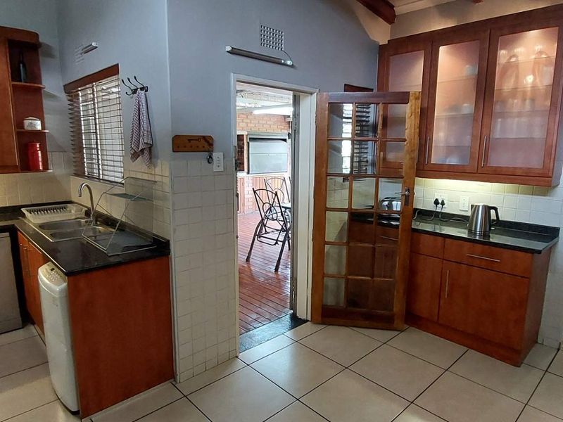 Family home for entertainers, offering extra flatlet - Photo 8