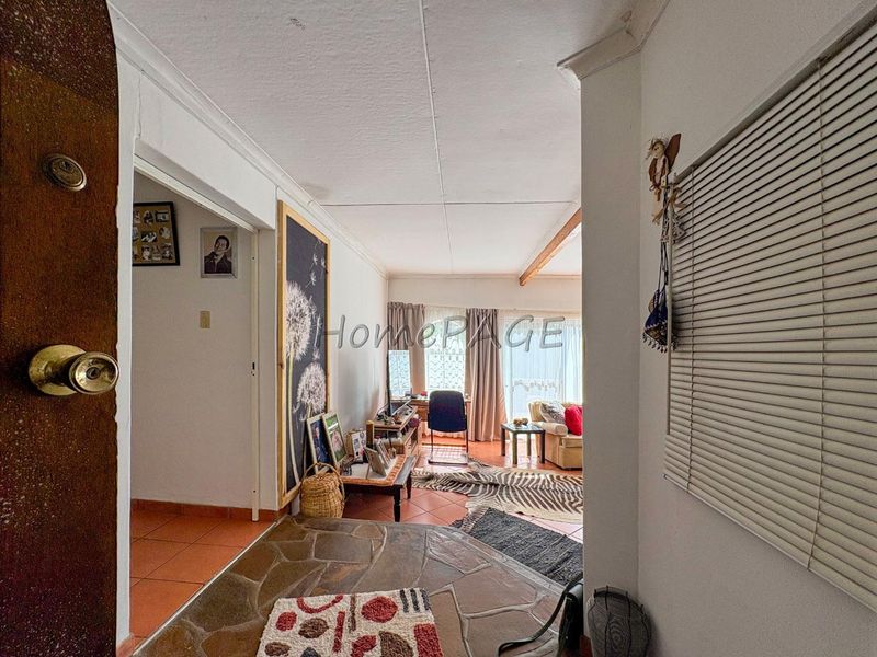 Otjiwarongo:  4 Bedr home with 1 Bedr Flat is for Sale - Photo 8