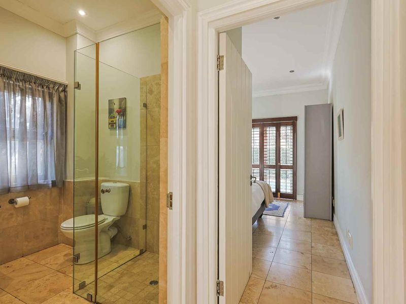 Elegant 5-Bedroom Family Residence in an Exclusive Secure Estate - Photo 5
