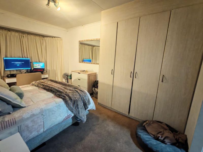 A SPACIOUS TOWNHOUSE - Photo 5