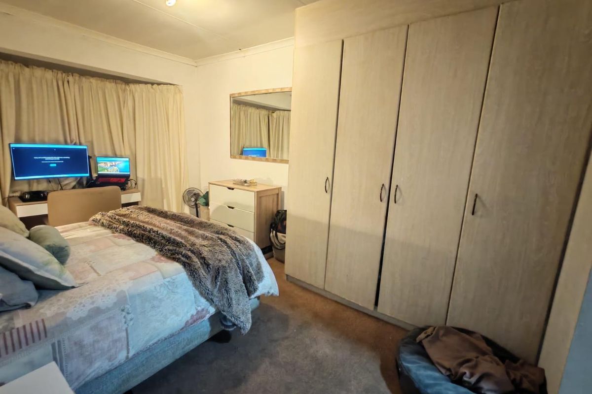 A SPACIOUS TOWNHOUSE - Photo 5