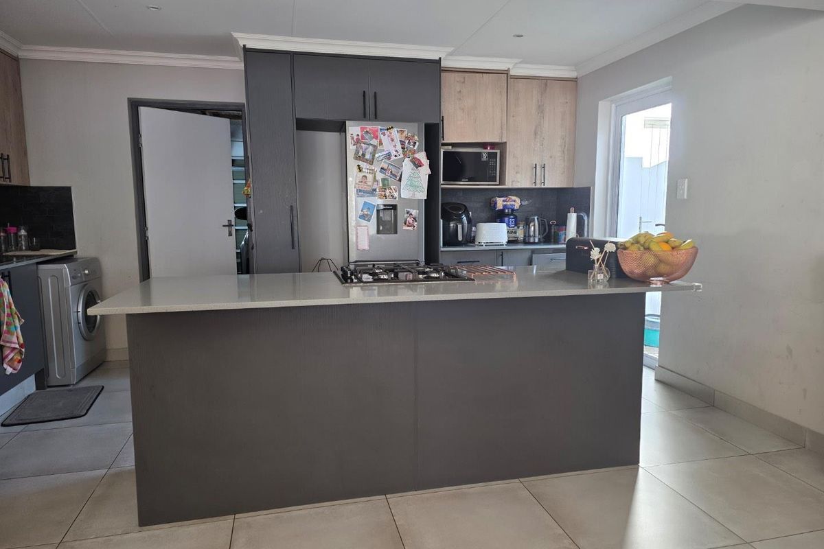 Family Haven in Sought After Leisure Bay Estate - Photo 4
