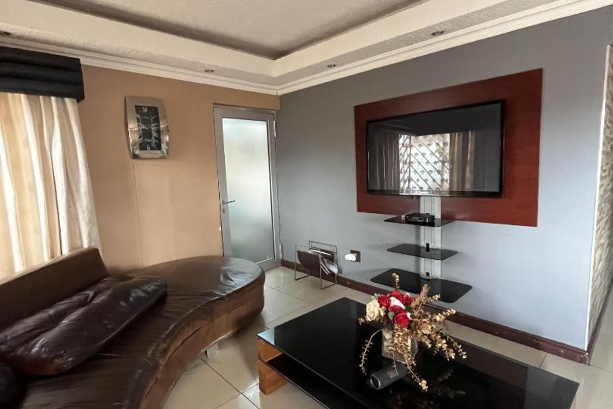 🏡✨ STUNNING FAMILY HOME FOR SALE IN CIMBEBASIA - Photo 2