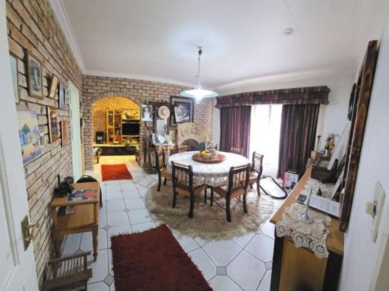 Move-In Ready 3 Bedroom Family Home with Solar, Enclosed Area - Photo 7