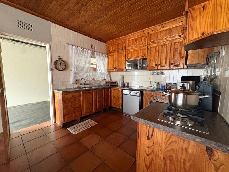 Charming 3-Bedroom Home with Lush Garden & Pool in Rothdene - Photo 6