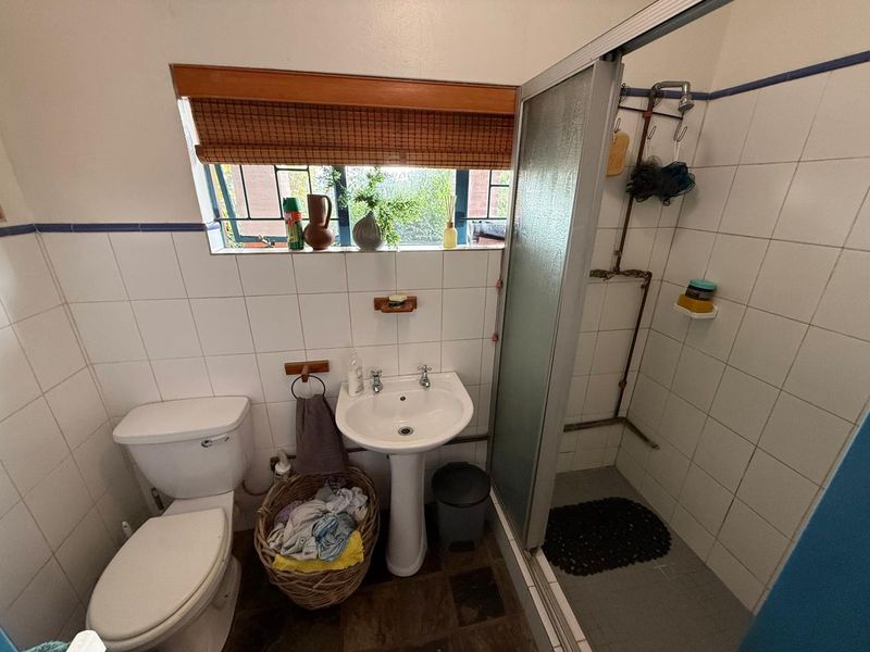 2 Bedroom, 2 Bathroom Cottage including ELECTRICITY, WATER AND SOLAR - Photo 4