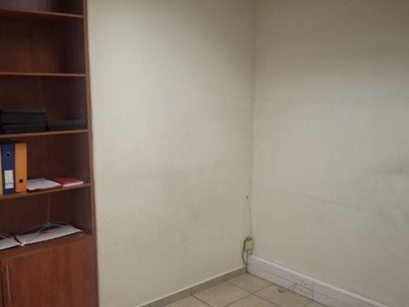 Southern Industrial Warehouse to let - Photo 9