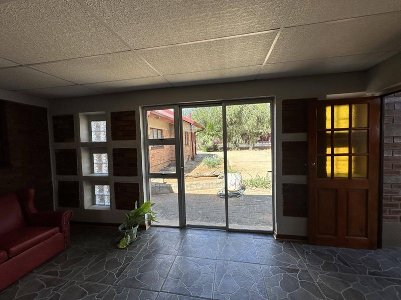 Spacious Family Home in A Cul-De-Sac - Photo 9