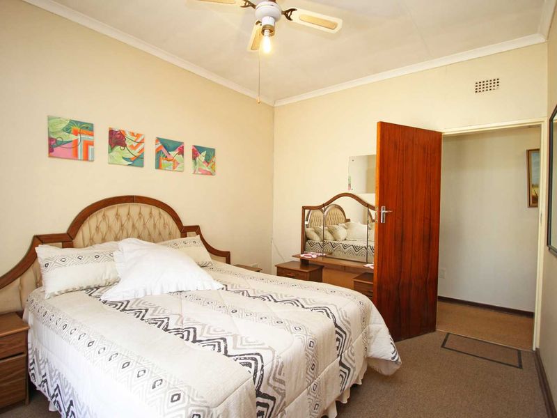 Low maintenance Facebrick Home with Bachelor Flat - Photo 2