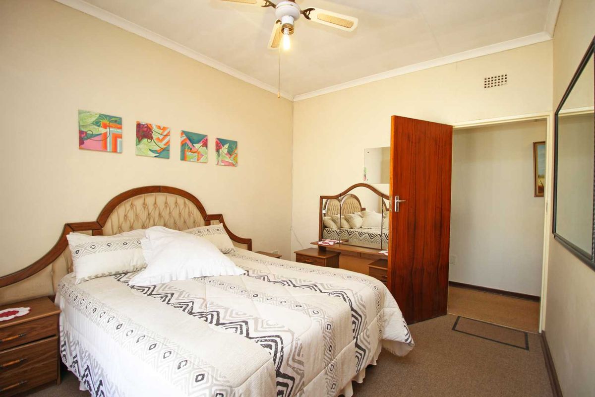 Low maintenance Facebrick Home with Bachelor Flat - Photo 2