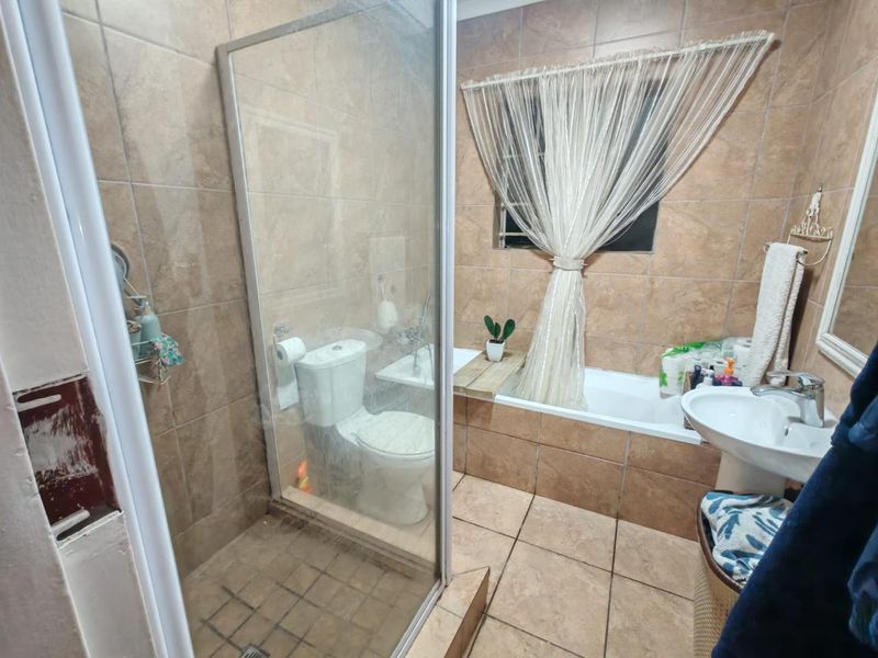 A SPACIOUS TOWNHOUSE - Photo 8