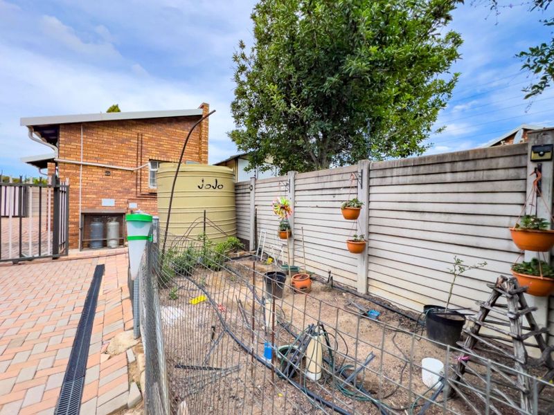 HOUSE WITH SEPARATE FLAT IN MINT CONDITION - Photo 6