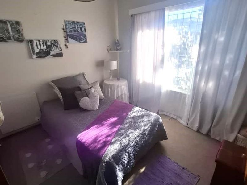 Spacious Home for an extended family, including 2 flats for rental potential - Photo 6