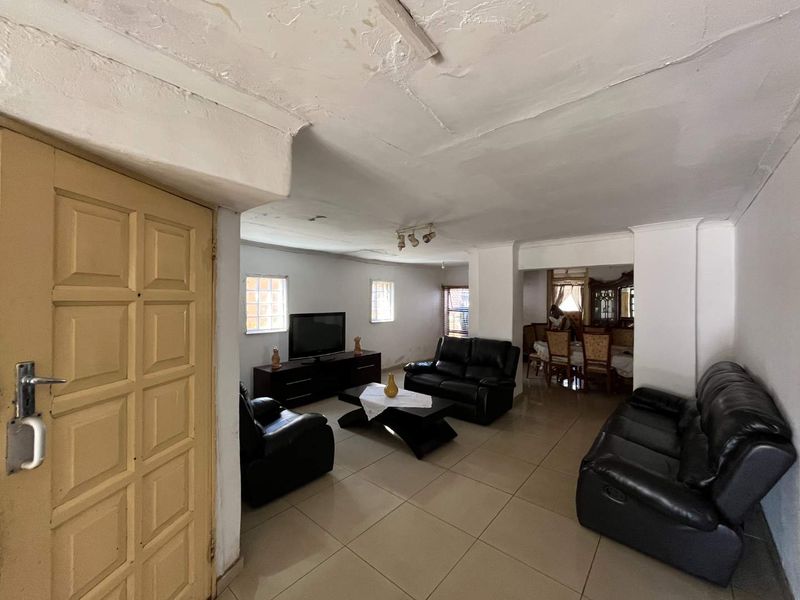 Spacious 3 Bedroom Home with Double Garage in Vosloorus - Photo 5