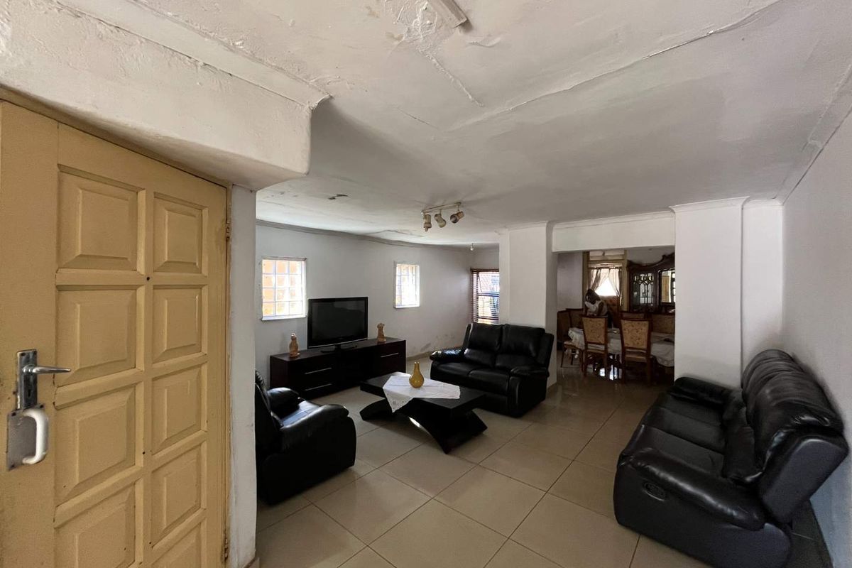 Spacious 3 Bedroom Home with Double Garage in Vosloorus - Photo 5