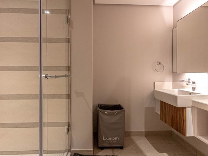 Where Luxury and Convenience Converge - Photo 7