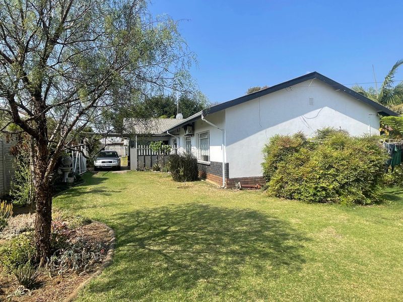 Beautiful 4 bedroom house with a flat for sale - Photo 2