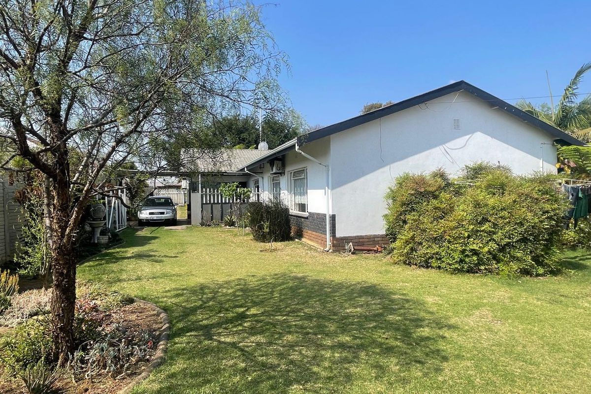 Beautiful 4 bedroom house with a flat for sale - Photo 2