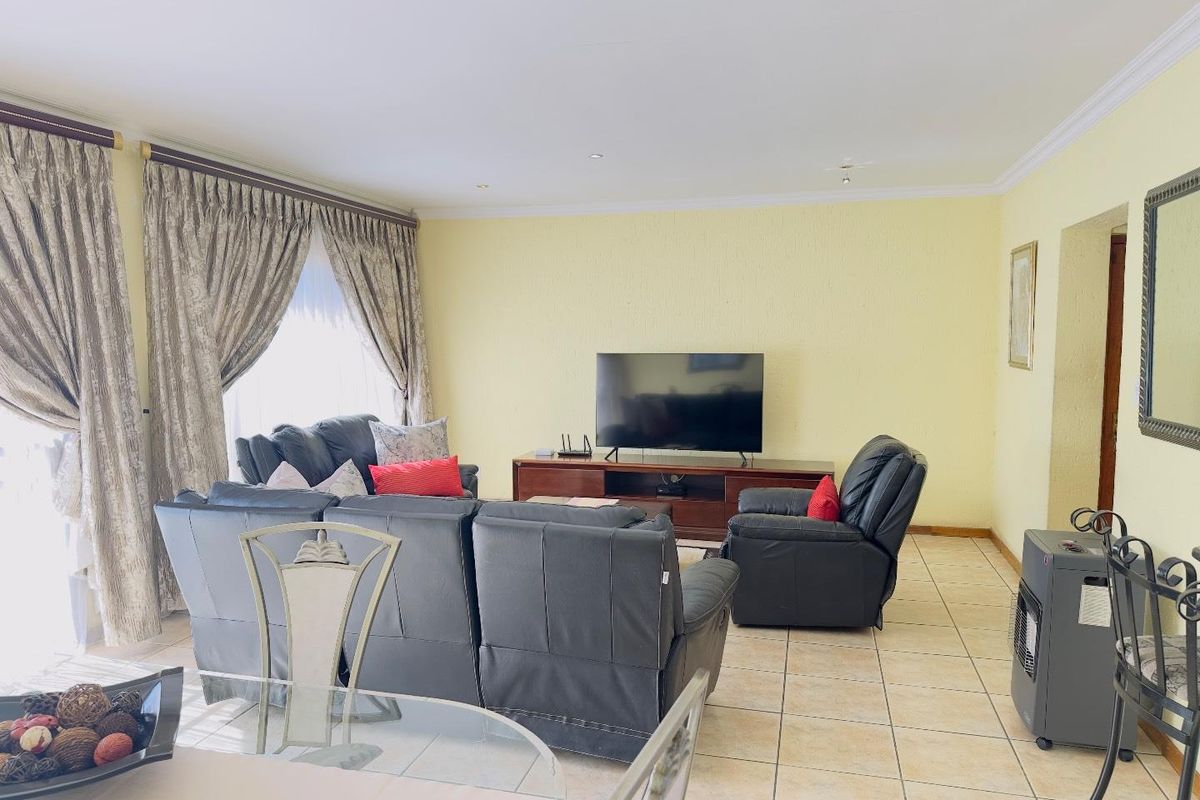 3 Bedroom Townhouse for Sale in Vorna Valley - Photo 4