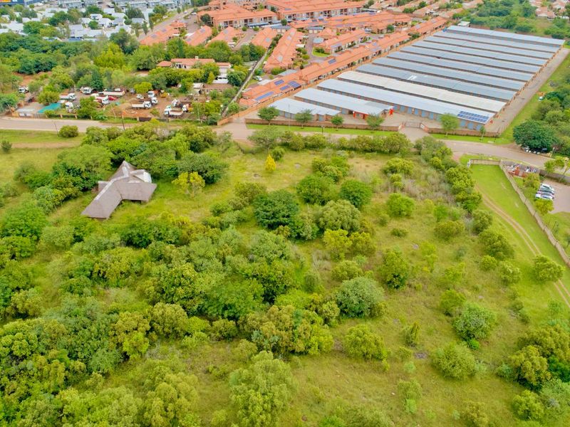***ECO DEVELOPMENT OPPORTUNITY IN THE HEART OF EQUESTRIA***NEARLY 100 UNITS - TOTAL AREA OF 3,94 HA*** - Photo 2