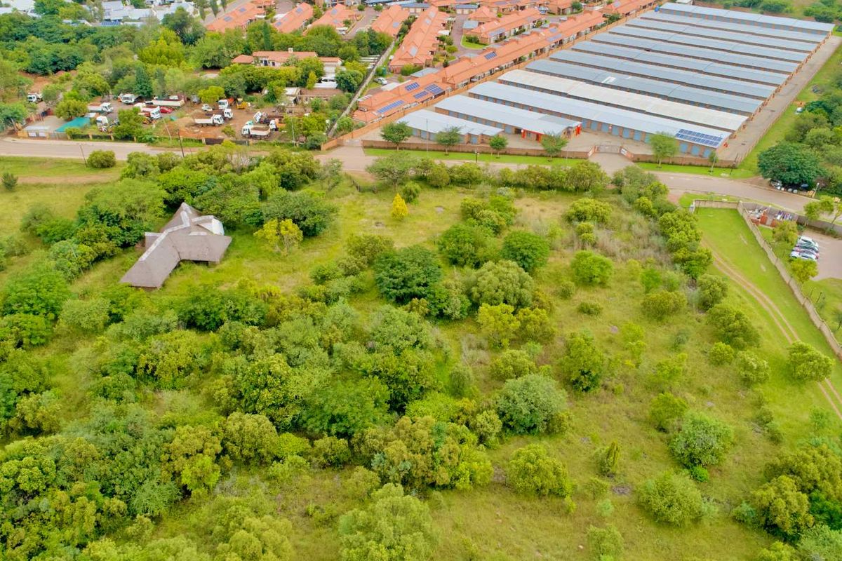 ***ECO DEVELOPMENT OPPORTUNITY IN THE HEART OF EQUESTRIA***NEARLY 100 UNITS - TOTAL AREA OF 3,94 HA*** - Photo 2