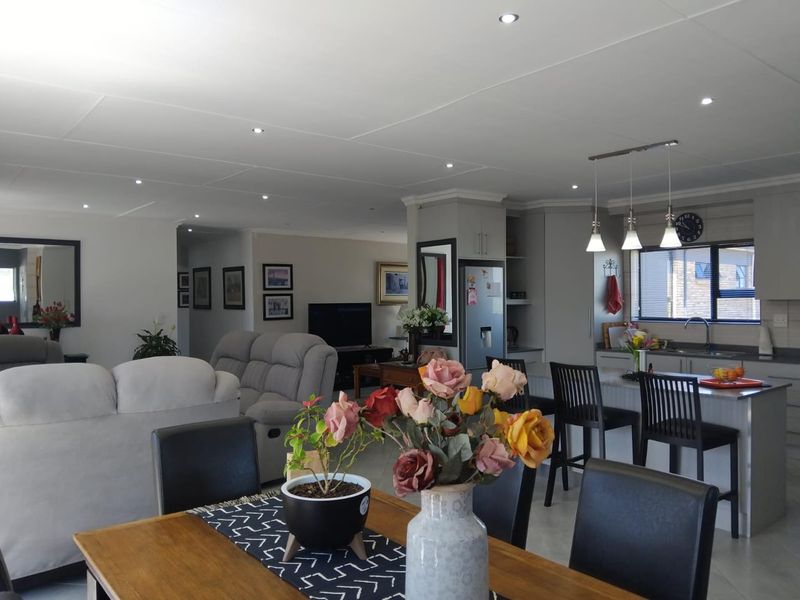 Elegant Living in a Modern Two-Bedroom House in Reebok on the Garden Route - Photo 3