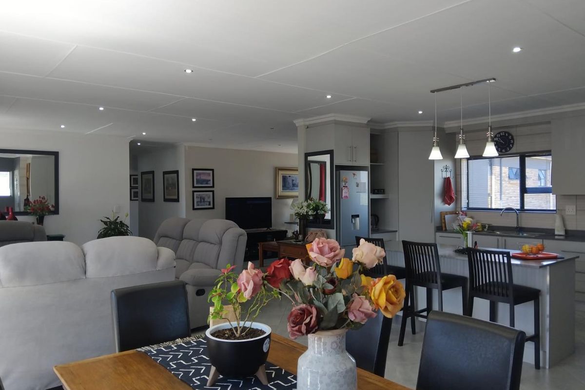 Elegant Living in a Modern Two-Bedroom House in Reebok on the Garden Route - Photo 3