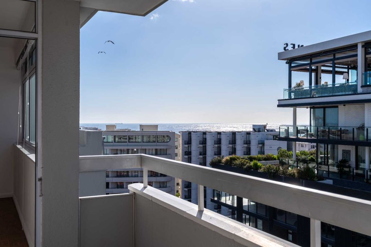 Spacious 3-Bed Fresnaye Home with Balcony & Scenic Skyline - Photo 3