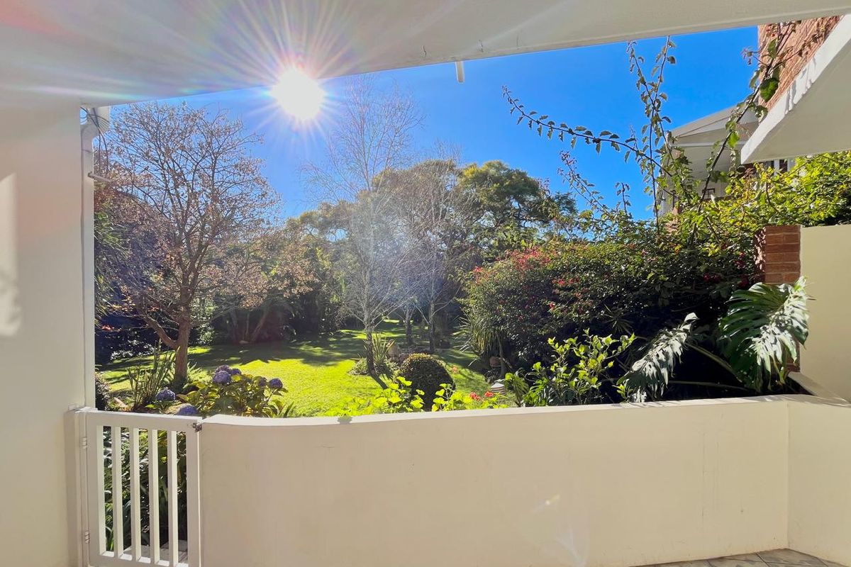 Beautifully renovated 3 Bedroom Garden unit - Photo 2