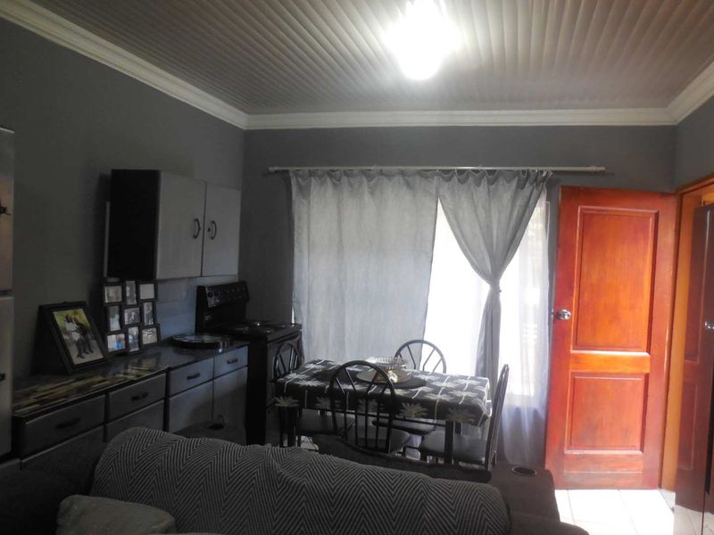 Newly Renovated Three Bedroom Home with Modern Open Plan Living - Photo 5